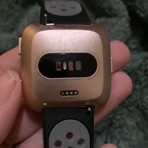 Fitbit Versa large band. Comes with 4 bands.